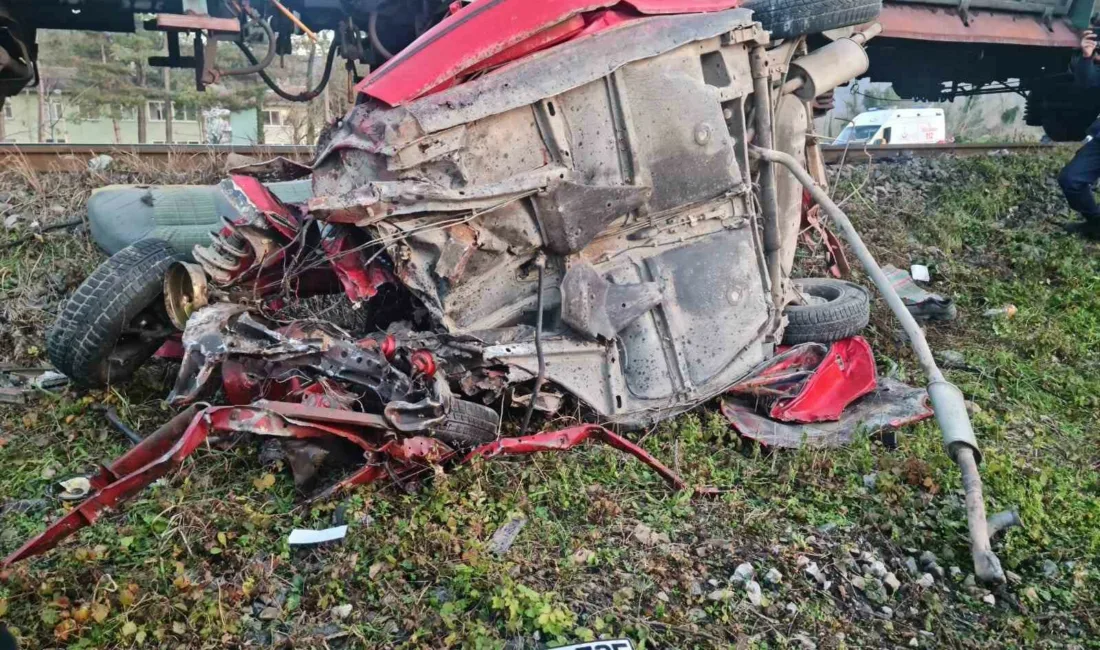 Zonguldak’ın Çaycuma ilçesinde yük treninin hemzemin geçitten geçmeye çalışan otomobile