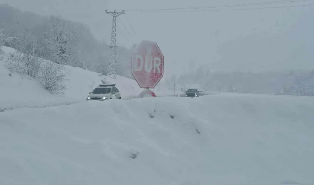 Zonguldak’ta yoğun kar yağışı ulaşımı olumsuz etkiledi. Zonguldak-Ereğli kara yolunda