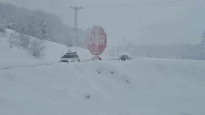 Zonguldak’ta yoğun kar yağışı ulaşımı olumsuz etkiledi. Zonguldak-Ereğli kara yolunda