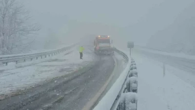 Zonguldak-Ereğli kara yolunda etkili olan kar yağışı ulaşımı olumsuz etkiledi.