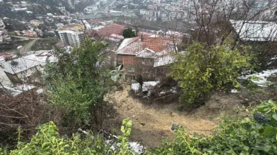 Zonguldak’ta heyelan sebebiyle su ve elektrik hattı zarar gördü. Ekipler
