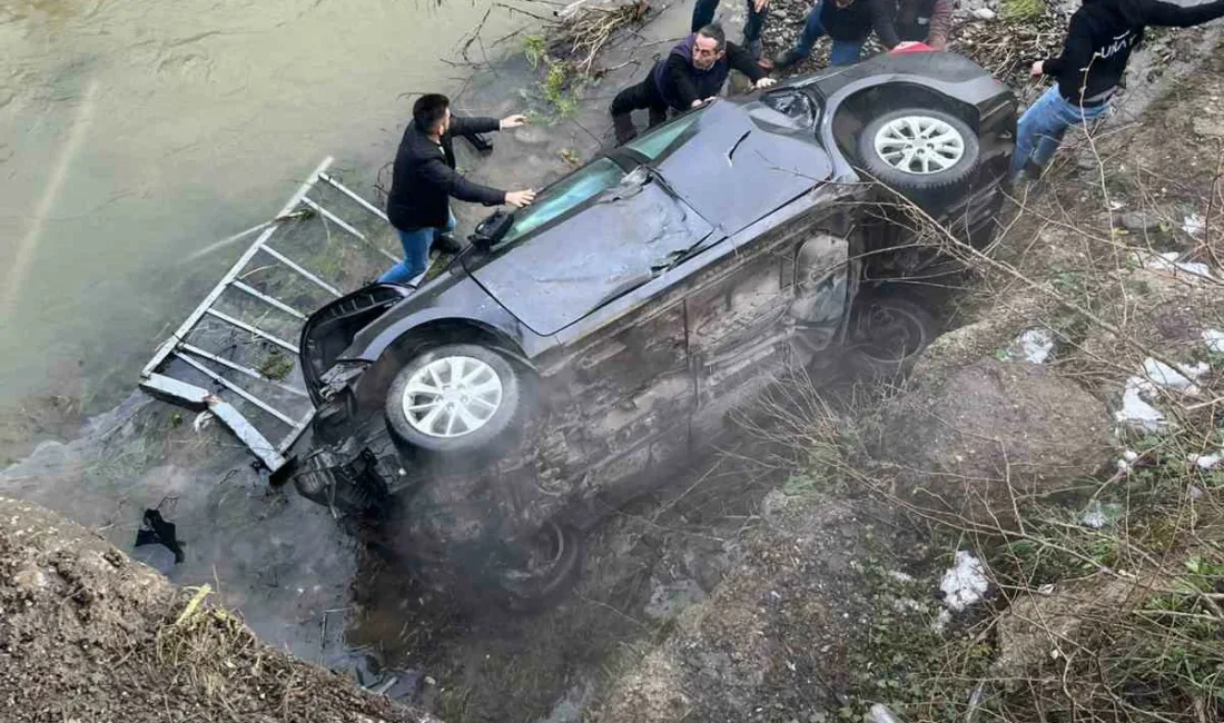 Zonguldak’ta kontrolden çıkan bir otomobil 20 metre yükseklikteki köprüden dereye