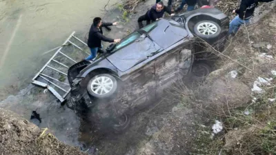 Zonguldak’ta kontrolden çıkan bir otomobil 20 metre yükseklikteki köprüden dereye