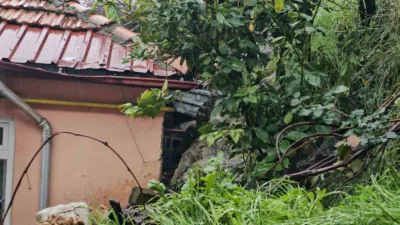 Zonguldak’ta yamaçtan kopan kaya ve toprak parçaları iki evin üzerine