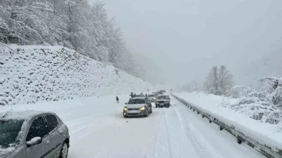 Zonguldak genelinde etkisini gösteren yoğun kar yağışı ulaşımda aksamalara neden