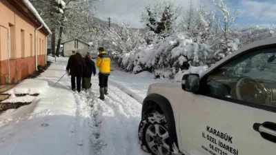 Karabük’te kardan kapanan köy yollarını açan ekipler ambulans ve sağlık