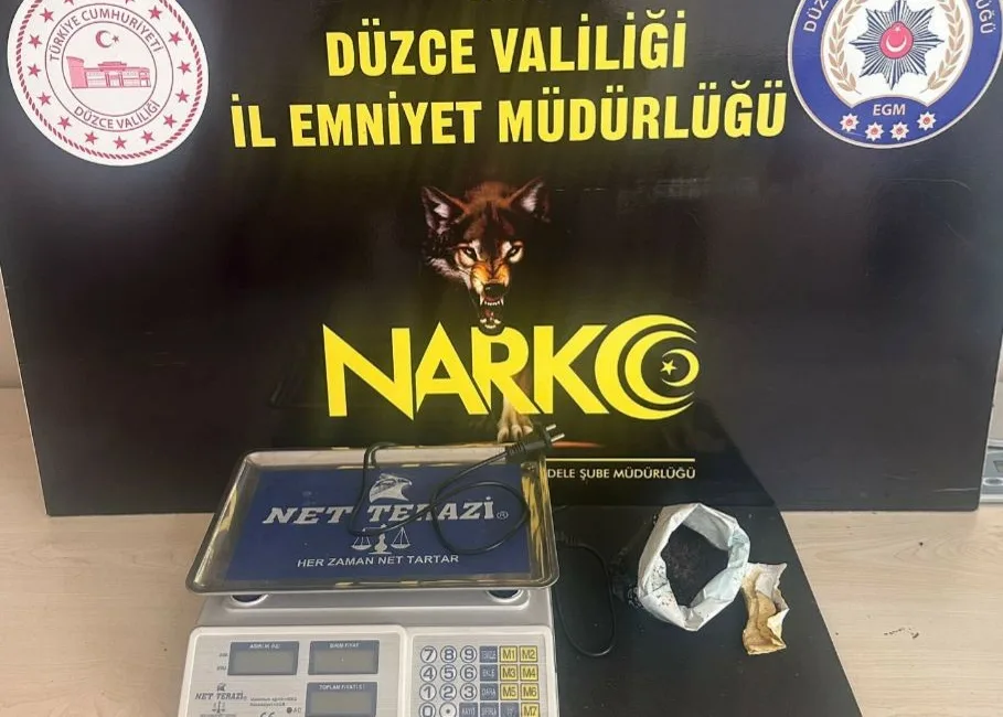 DÜZCE(İHA) – Düzce’de polis ekipleri tarafından yapılan operasyonda 140 uyuşturucu