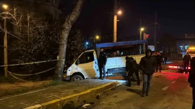 Sakarya’nın Erenler ilçesi D-650 karayolunda iki kamyonetin çarpışması neticesinde fırlayan