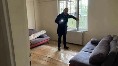 Kocaeli’nin Körfez ilçesinde altyapı çalışmasının ardından apartmanın birinci katını su