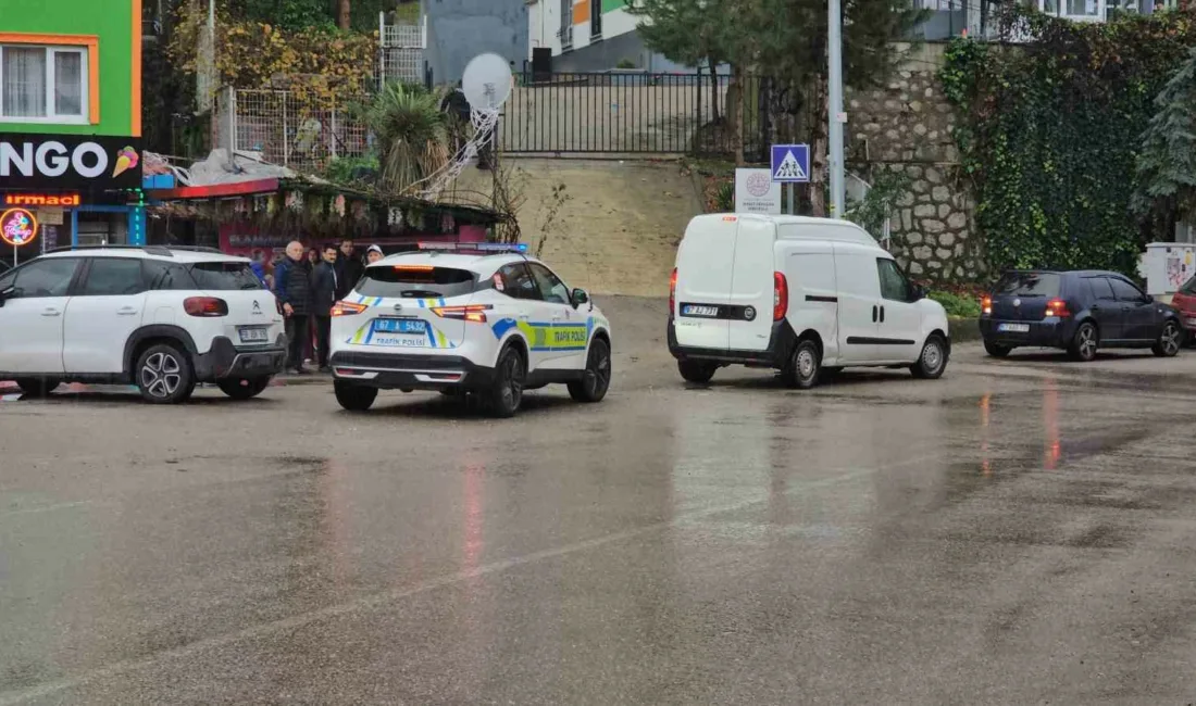 Zonguldak’ta anaokulu önünde park halindeki su dağıtım kamyonetinin kayarak 4