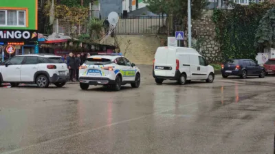 Zonguldak’ta anaokulu önünde park halindeki su dağıtım kamyonetinin kayarak 4