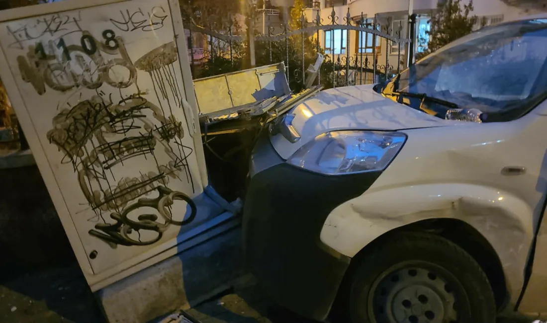Ankara’nın Mamak ilçesinde hafif ticari araç ile otomobilin kafa kafaya