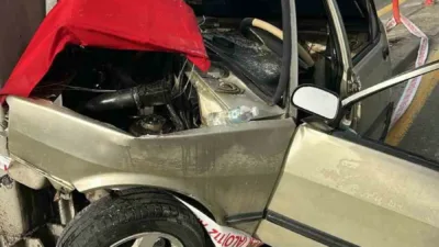 Ankara’da otomobilin bariyerlere çarptığı kazada sürücü araç içerisinde sıkıştı. İtfaiye