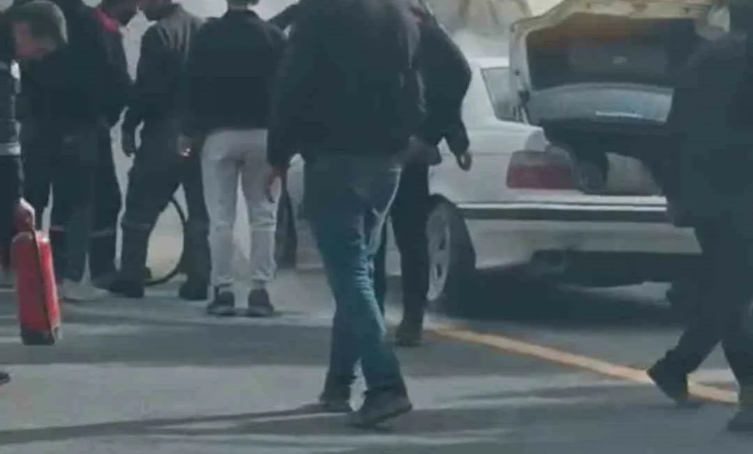 Ankara’da seyir halindeyken bilinmeyen bir nedenle yanmaya başlayan araç, çevredeki