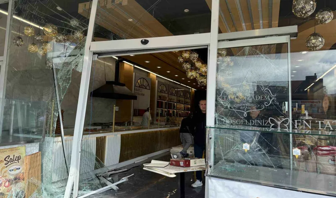 Ankara’da sürücüsünün hakimiyetini kaybettiği otomobil tatlıcı dükkanına girdi. Olayla ilgili
