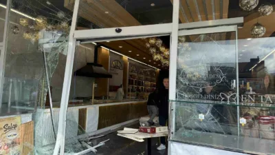 Ankara’da sürücüsünün hakimiyetini kaybettiği otomobil tatlıcı dükkanına girdi. Olayla ilgili