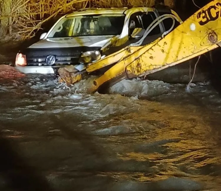 Ankara’nın Çubuk ilçesinde bir araç, derenin taşmasıyla su altında kalan