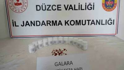 Düzce’de jandarma ekipleri tarafından yapılan uygulama sırasında, araçtan atılan poşette