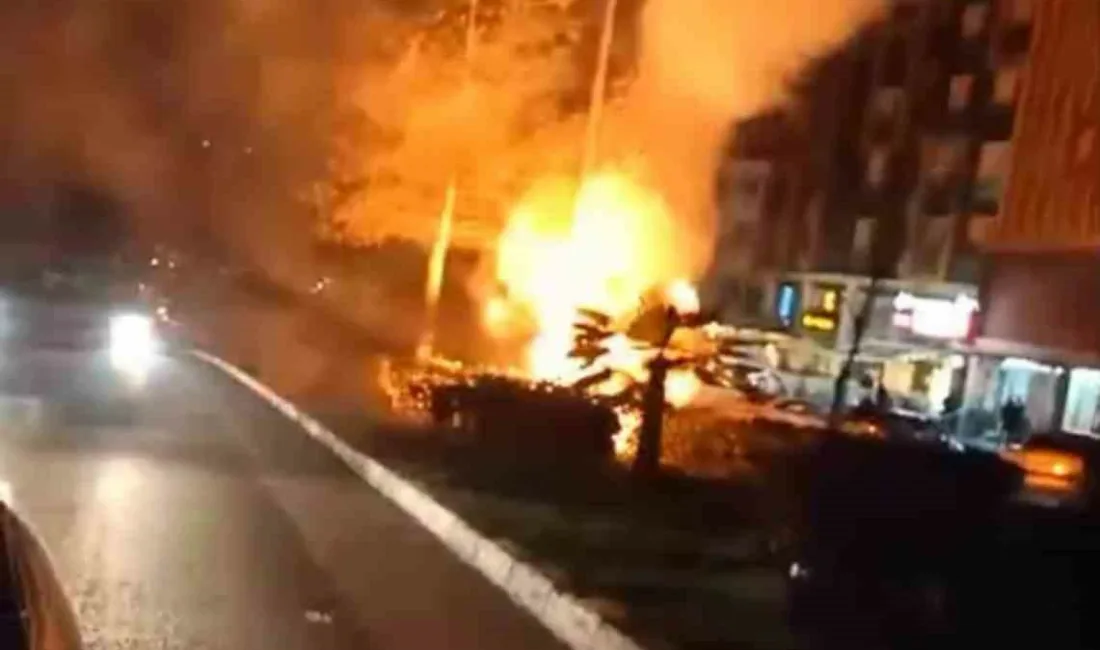 Karabük’ün Safranbolu ilçesinde aydınlatma direğinin bağlantı kablolarının alev aldığı anlar
