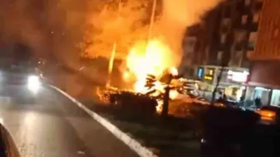 Karabük’ün Safranbolu ilçesinde aydınlatma direğinin bağlantı kablolarının alev aldığı anlar