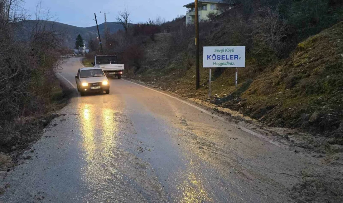 Ankara’nın Beypazarı ilçesinde şiddetli yağmur sonrası düşen kayalar Mikail-Akşamoldu Mahallesi