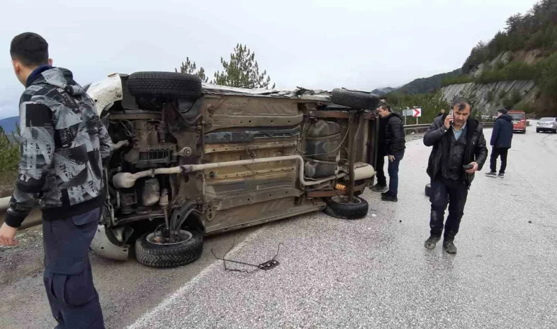 Bolu’nun Mudurnu ilçesinde cenazeden dönenlerin bulunduğu hafif ticari araç, otomobil