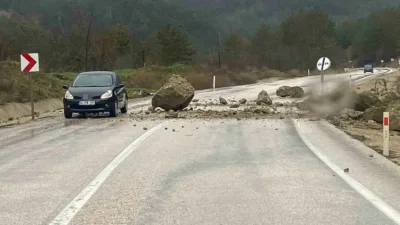 Bolu’nun Göynük ilçesinde etkili olan yoğun yağış nedeniyle dağdan kopan