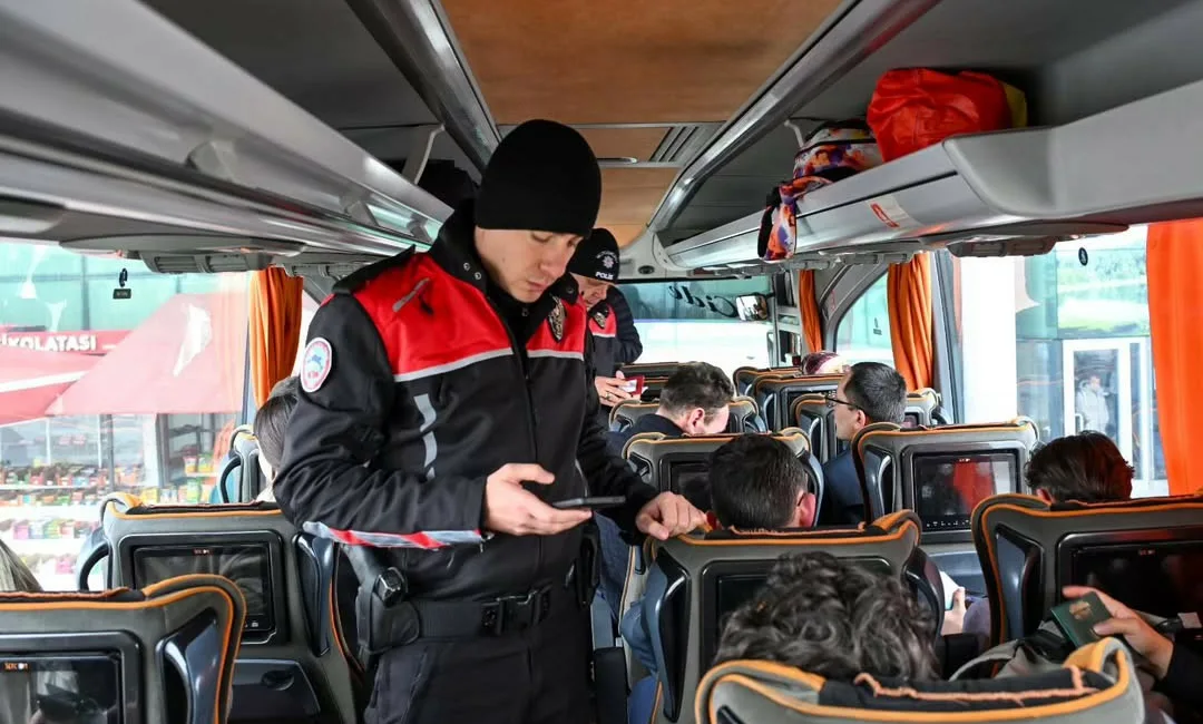 Bolu İl Emniyet Müdürlüğü ekipleri, düzensiz göç ve göçmen kaçakçılığıyla