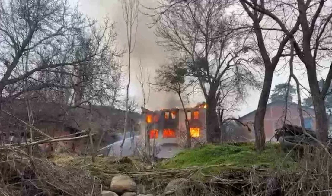 Bolu’nun Mudurnu ilçesinde iki katlı bir evde çıkan yangın, köylülerin