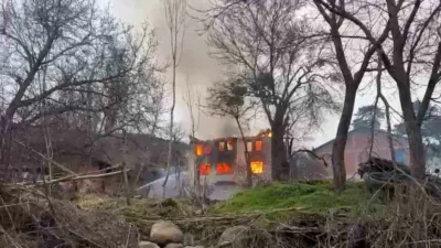 Bolu’nun Mudurnu ilçesinde iki katlı bir evde çıkan yangın, köylülerin