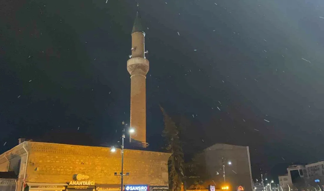 Bolu’da akşam saatlerinde kent merkezinde kar yağışı etkili oldu. Bolu’da