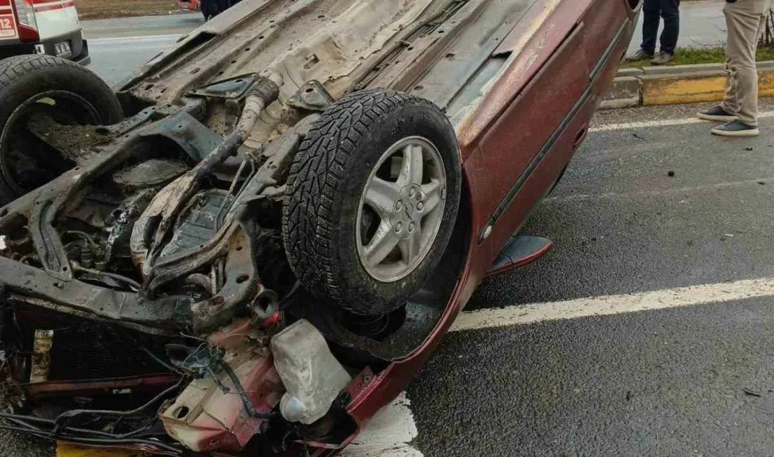 Bolu’nun Yeniçağa ilçesinde refüjdeki trafik ışığı direğine çarpan otomobilin takla