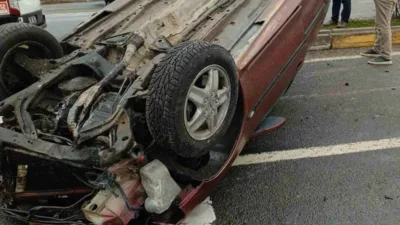 Bolu’nun Yeniçağa ilçesinde refüjdeki trafik ışığı direğine çarpan otomobilin takla