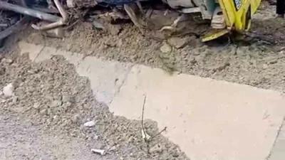 Bolu’nun Mudurnu ilçesinde tekeri patlayan hafriyat yüklü kamyonun devrilmesi sonucu