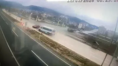 Bolu’da trafik istasyonu önünde minibüsle çarpışan otomobildeki sürücü yaralandı. O