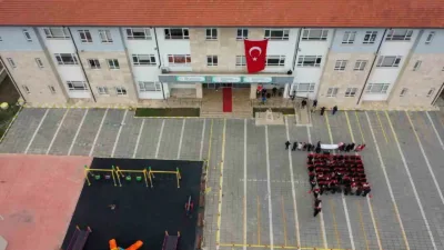 Bolu’da özel eğitim öğrencileri, öğretmenleri ve velileriyle birlikte ‘Bayrak sevgisi’