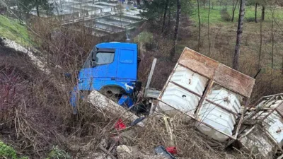 Bolu’nun Mudurnu ilçesinde şarampole devrilen tırın elektrik direğine zarar vermesi