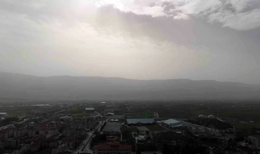 Bolu’da etkili olan toz taşınımı nedeniyle kentin üzerini gri bir