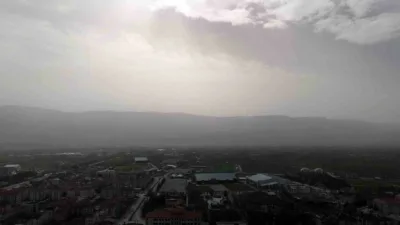 Bolu’da etkili olan toz taşınımı nedeniyle kentin üzerini gri bir