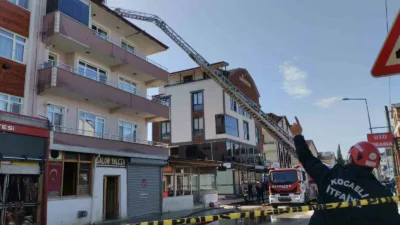 Kocaeli’nin Kartepe ilçesinde 4 katlı binanın çatı katında çıkan yangın,
