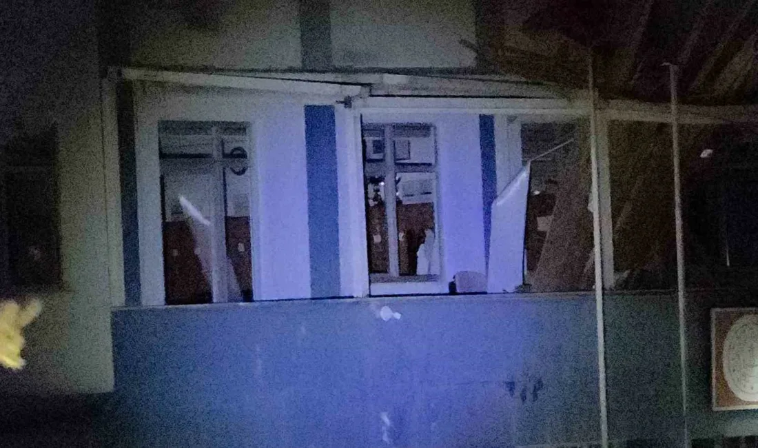 DÜZCE (İHA) – Düzce’de çatısı uçan okulda incelemelerde bulunan İl