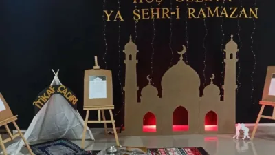 Ankara’nın Beypazarı ilçesinde öğrenciler, davul ve mani etkinliği düzenledi. Beypazarı’nda