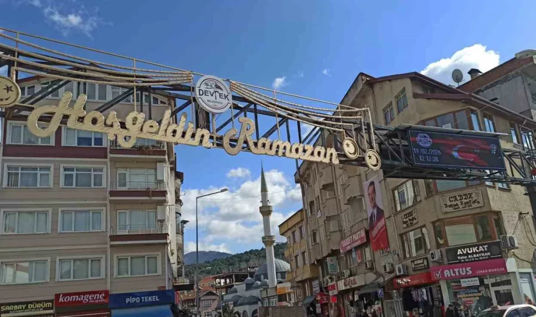 Devrek’te Ramazan ayının süslemelerinden olan mahyalar yandı Devrek’te Ramazan ayının