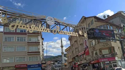Devrek’te Ramazan ayının süslemelerinden olan mahyalar yandı Devrek’te Ramazan ayının