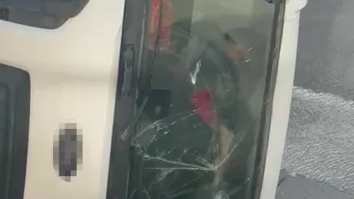 Kocaeli TEM Otoyolu gişelerinde kontrolden çıkan beton mikseri yan yattı,