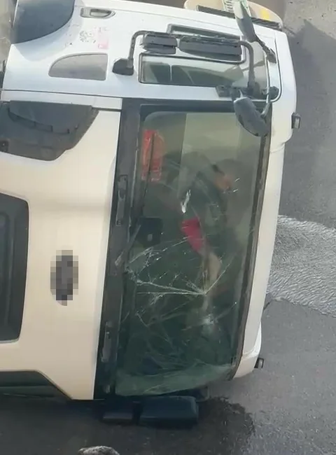 Kocaeli TEM Otoyolu gişelerinde kontrolden çıkan beton mikseri yan yattı,
