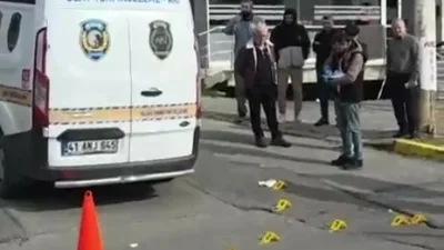 Kocaeli’nin Gebze ilçesinde bir diş polikliniğine otomobilden silahla ateş açıldı.