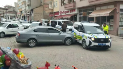Kastamonu’nun Taşköprü ilçesinde polisin “dur” ihtarına uymayan sürücü kaçan otomobil,
