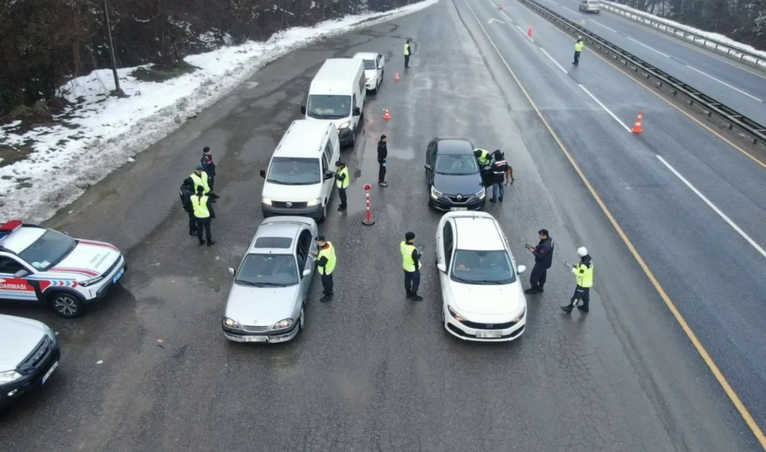 DÜZCE(İHA) – Düzce’de trafik denetimi yapan polis ve jandarma ekipleri