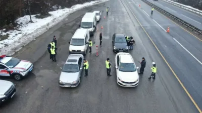 DÜZCE(İHA) – Düzce’de trafik denetimi yapan polis ve jandarma ekipleri